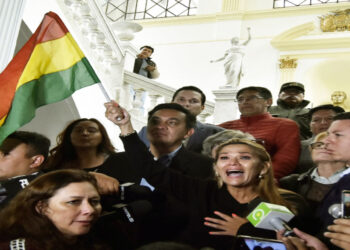El día en que las FFAA se cuadraron ante la senadora Áñez