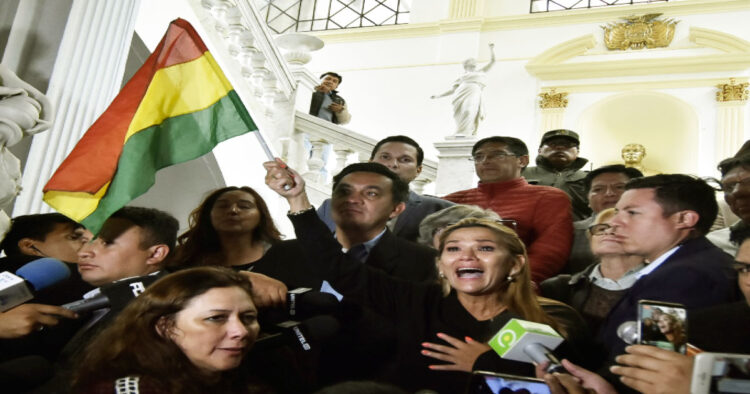 El día en que las FFAA se cuadraron ante la senadora Áñez