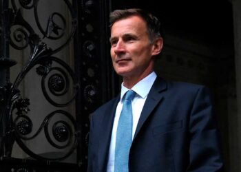 Londres suprime medidas fiscales mientras Truss lucha por sobrevivir