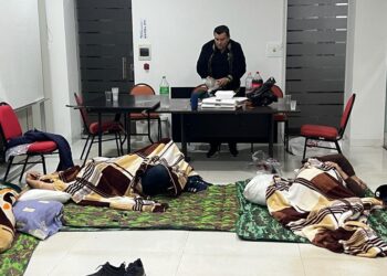 Alcalde de Santa Cruz duerme junto a sus funcionarios en su oficina para no acatar el paro cívico