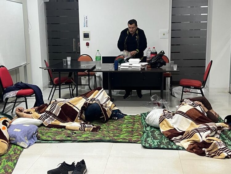 Alcalde de Santa Cruz duerme junto a sus funcionarios en su oficina para no acatar el paro cívico