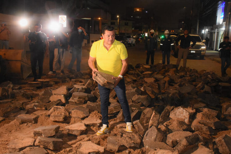 Manifestantes ‘pro losetas’ ganan la batalla y se suspende el cambio del centro histórico cruceño
