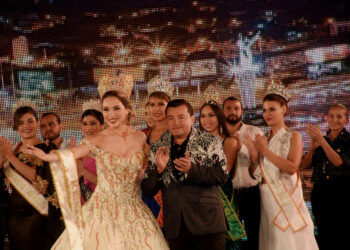 Mientras Camacho protestaba contra el Gobierno, Jhonny festejaba en la Serenata a Santa Cruz