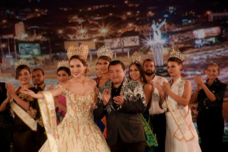 Mientras Camacho protestaba contra el Gobierno, Jhonny festejaba en la Serenata a Santa Cruz