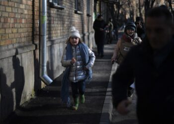 Los civiles de Kiev resisten a la ofensiva rusa apiñados en sótanos