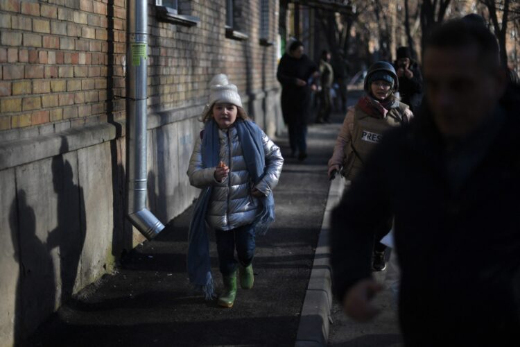 Los civiles de Kiev resisten a la ofensiva rusa apiñados en sótanos