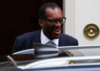 Ministro de Finanzas británico, destituido por Liz Truss en plena tormenta política
