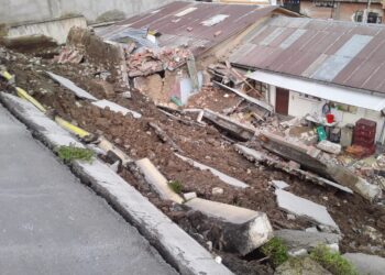 Un muro se desploma en Achachicala y afecta a una vivienda, no hay daños personales