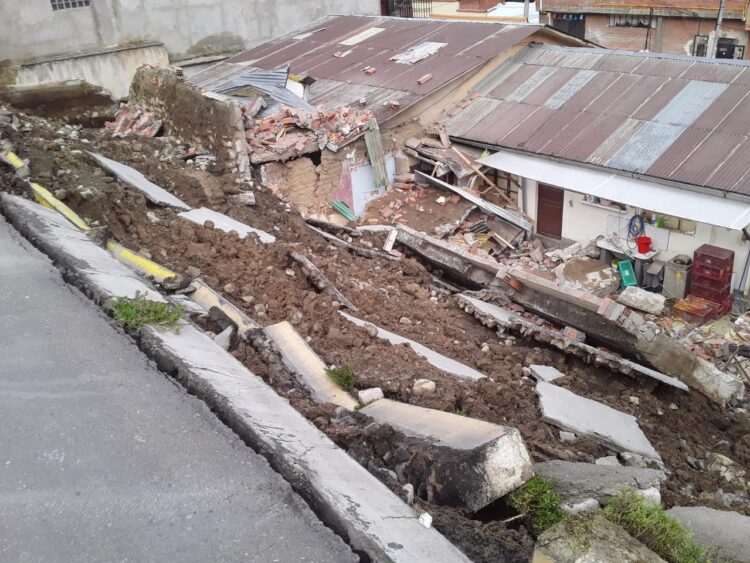 Un muro se desploma en Achachicala y afecta a una vivienda, no hay daños personales