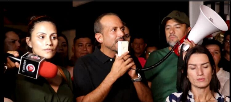 Camacho agradeció a sus seguidores por acompañarlo con una vigilia ante supuesto intento de detención