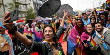Miles de activistas LGTBQ desfilan en Belgrado por EuroPride pese a prohibición