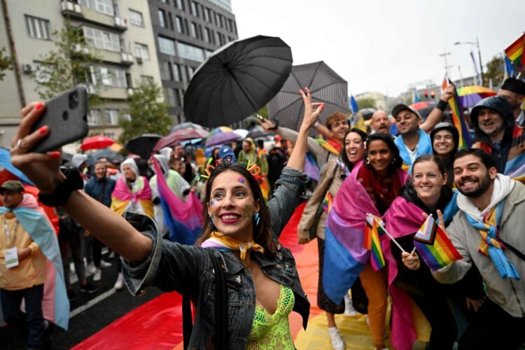 Miles de activistas LGTBQ desfilan en Belgrado por EuroPride pese a prohibición