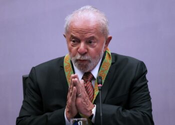 Lula anima a vestir 'con mucho orgullo' la camiseta de la 'canarinha'.