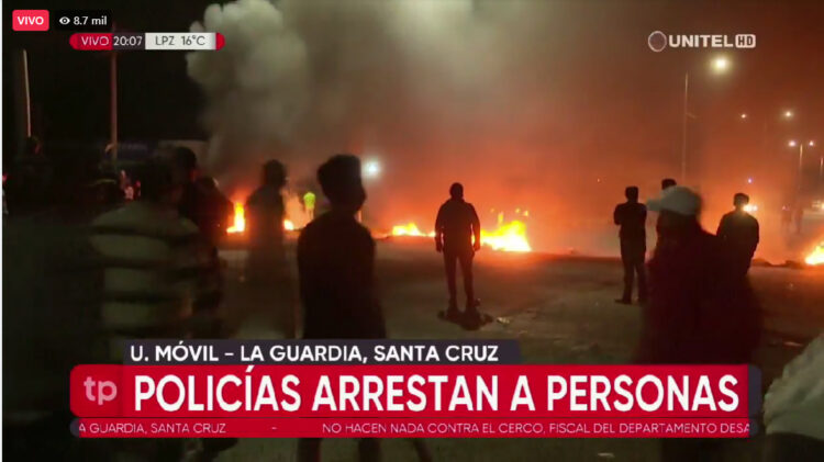 Policía gasifica en La Guardia y se avivan enfrentamientos con vecinos que bloquean