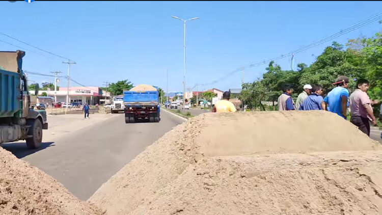 Con tres carreteras bloqueadas inicia el ‘cerco’ a Santa Cruz, presionando el levantamiento del paro indefinido