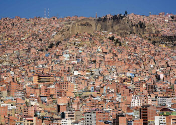 La ladera oeste de La Paz, caracterizada por viviendas de ladrillo. Foto: La Razón-archivo