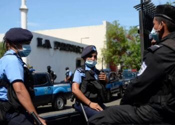 Instalaciones de La Prensa resguardadas por la Policía nicaragüense. Foto: La Prensa