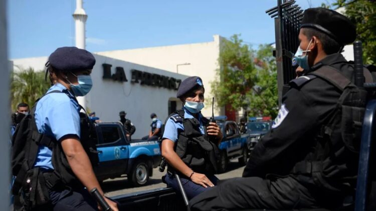 Instalaciones de La Prensa resguardadas por la Policía nicaragüense. Foto: La Prensa
