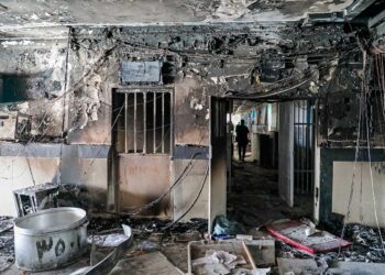 Ocho muertos tras enfrentamientos e incendio en cárcel de Irán