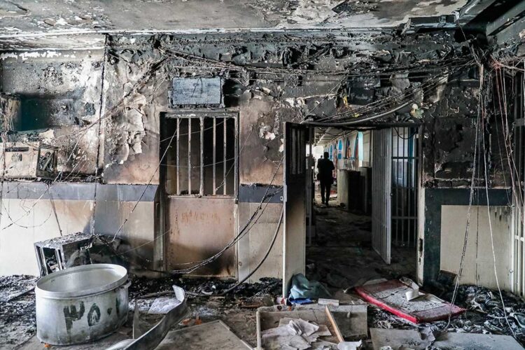 Ocho muertos tras enfrentamientos e incendio en cárcel de Irán