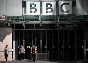 La BBC cumple cien años en pleno cuestionamiento sobre su futuro