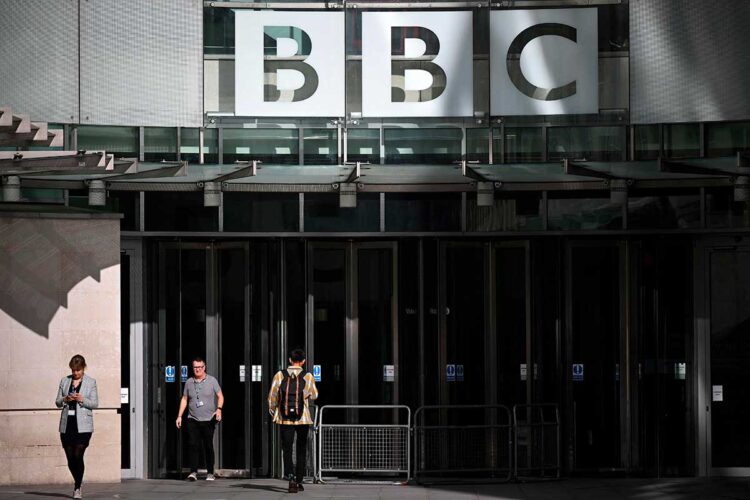 La BBC cumple cien años en pleno cuestionamiento sobre su futuro