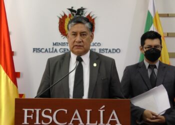 El fiscal Juan Lanchipa, en conferencia de prensa. Foto: FGE