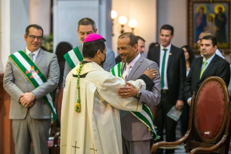 Arzobispo de Santa Cruz pidió unidad de las autoridades en Te Deum frente al gobernador