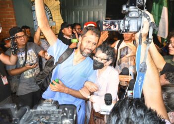 Paro en Santa Cruz continúa pese a la liberación de los detenidos por vandalismo