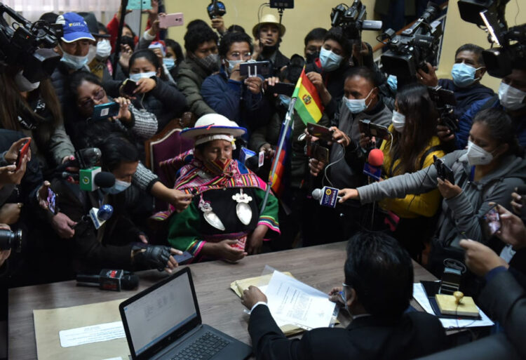 Lidia Patty oficializa su postulación a la Defensoría del Pueblo