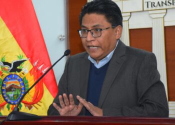 El ministro Iván Lima dice que Evo Morales miente y discrimina y luego borra sus mensajes