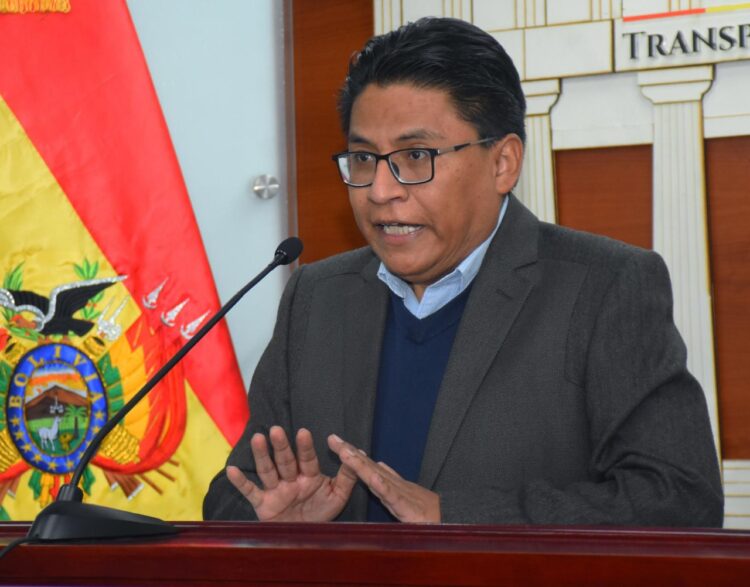 El ministro Iván Lima dice que Evo Morales miente y discrimina y luego borra sus mensajes
