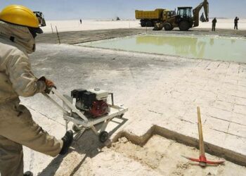 Producción de carbonato de lito en el salar de Uyuni, Bolivia. Foto: AFP