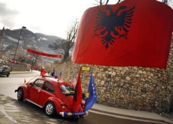Las dimisiones son resultado de una reunión celebrada en la localidad de Zvecan. Foto: AFP