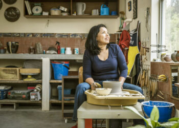 CERÁMICA. La artista Lourdes Montero trabaja en su taller.