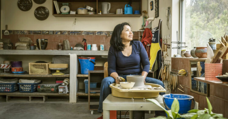 CERÁMICA. La artista Lourdes Montero trabaja en su taller.