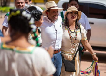 Luis Fernando Camacho reaparece en un acto público luego de su luna de miel
