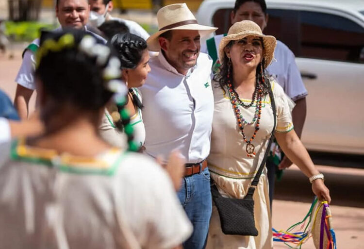 Luis Fernando Camacho reaparece en un acto público luego de su luna de miel