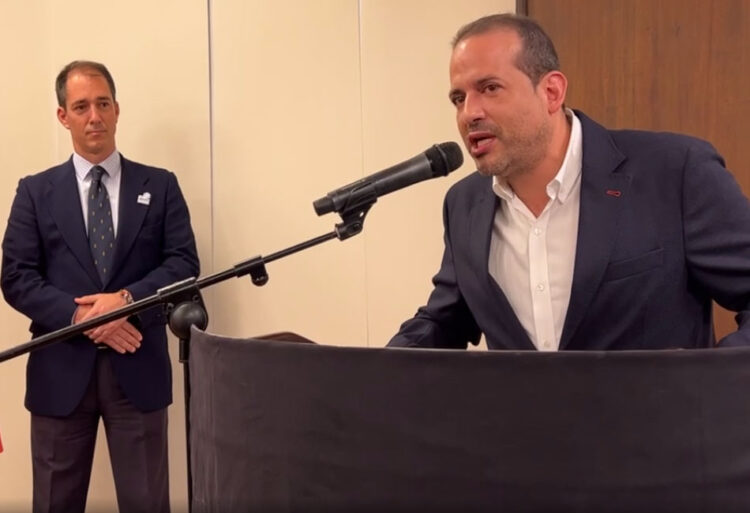 Camacho denuncia retención de un diputado español y Migración lo desmiente