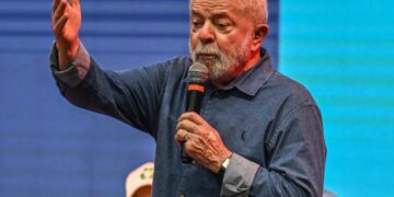 Lula completa su gabinete, con mujeres en ministerios claves.