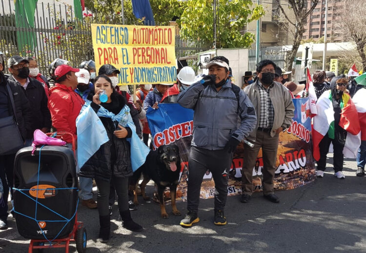 Maestros protestan en el centro paceño por el ascenso automático
