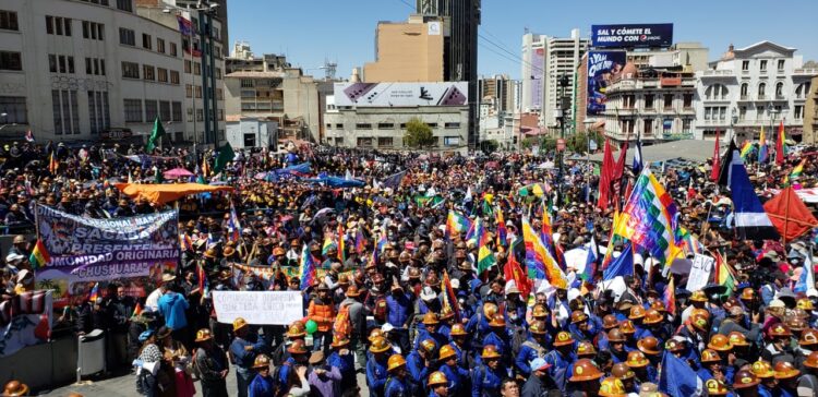 Las marchas y los discursos sientan presencia en la concentración de apoyo al Gobierno en La Paz