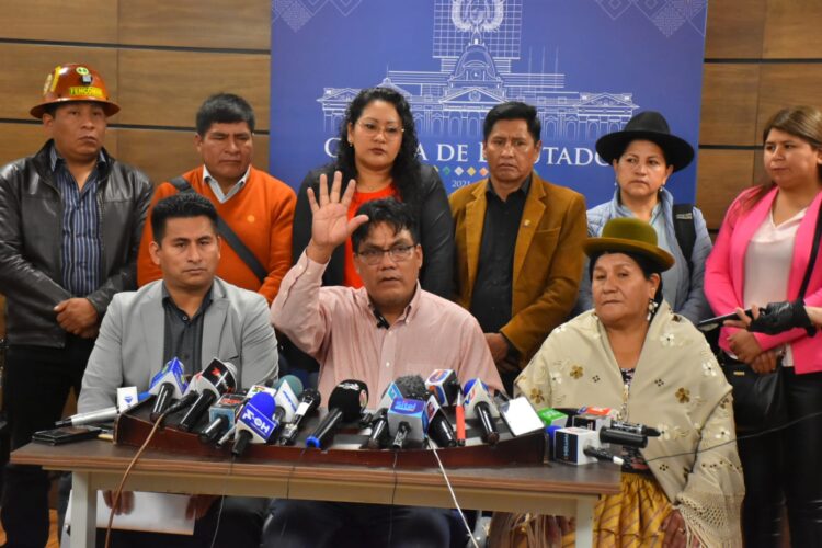 Parte de la bancada del MAS desahució un proyecto de ley partidario, en coincidencia con Evo Morales. Foto: APG