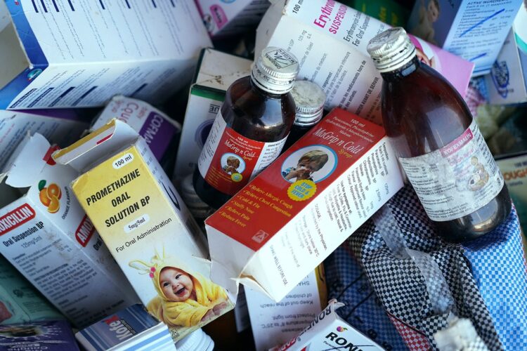Gambia controlará importación de medicamentos tras muerte de niños por jarabe indio