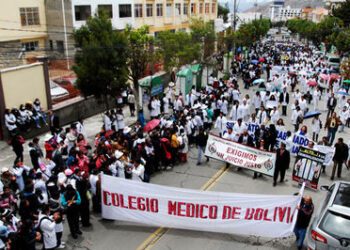 Salud asegura estar abierto al diálogo, pero califica la protesta de los médicos de política