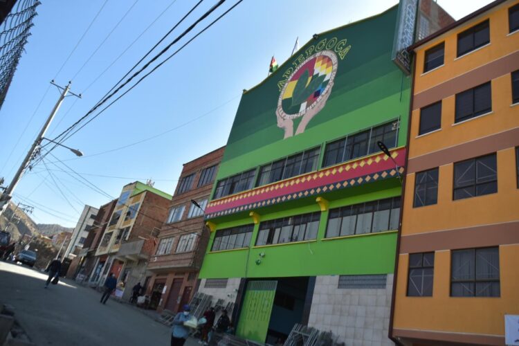 El Gobierno admite ilegalidad del mercado de coca de Villa El Carmen, y su necesidad