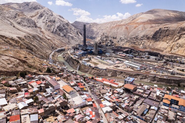 La ciudad minera de La Oroya, otrora uno de los lugares más contaminados del planeta, busca reactivar la fundición de metales.