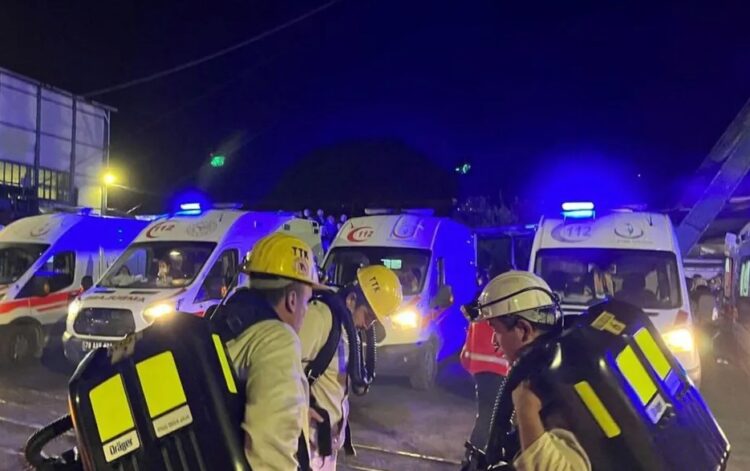 Cuatro mineros resultaron heridos, dos de ellos de gravedad, por una explosión en una mina en Turquía.