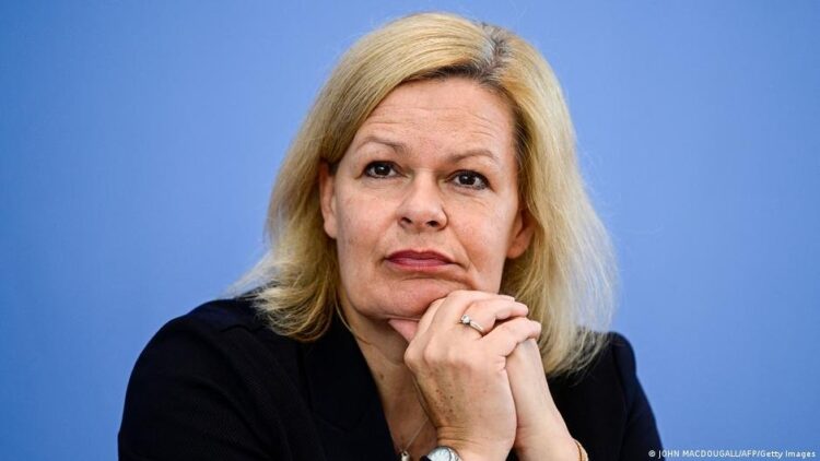 La ministra del Interior alemana pide que se frene la inmigración ilegal a través de la ruta de los Balcanes