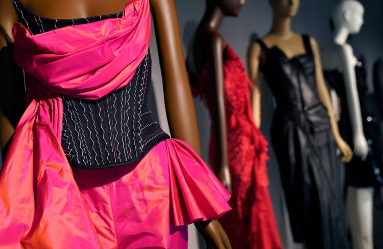 El Museo del Instituto Tecnológico de la Moda (Nueva York) expone moda de Dior y Balenciaga. Foto: AFP.
